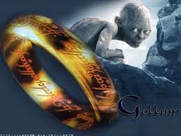 El anillo de poder en 1º plano y Gollum en 2º plano